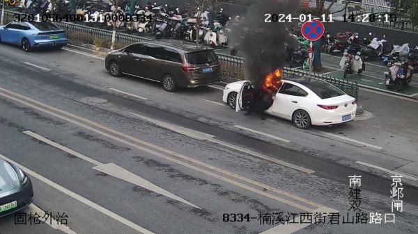 祝贺！冲进火海救人的他俩获嘉奖