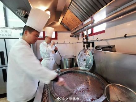 北京部分寺庙景区开展腊八舍粥活动 现场免费喝腊八粥 北京部分寺庙景区开展腊八舍粥活动 现场免费喝腊八粥