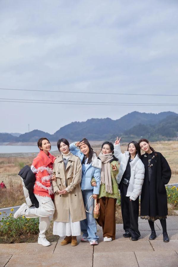 《我们的美好生活》温情收官，美好合伙人们告别白寺村村民不舍落泪