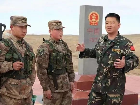 唱军营民谣的小曾，退役了