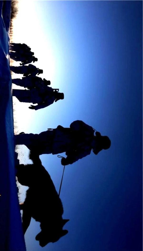 纹丝不动的他们是仿真人？敬礼那一刻让人泪目