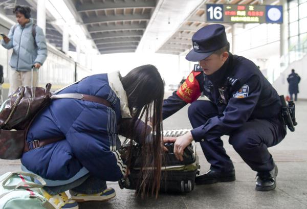 乘警长张威:旅客、行李,一个都不能少 乘警长张威:旅客、行李,一个都不能少