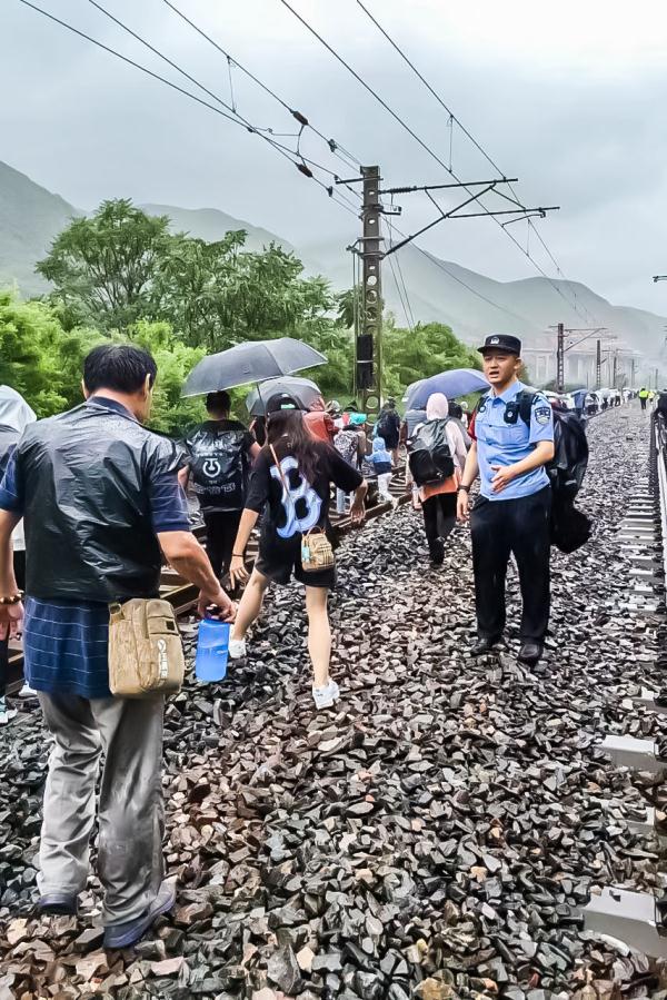 乘警长张威:旅客、行李,一个都不能少 乘警长张威:旅客、行李,一个都不能少