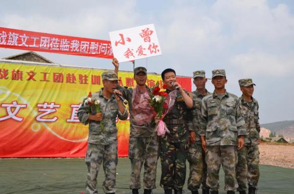 唱军营民谣的小曾，退役了