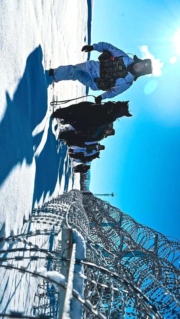 纹丝不动的他们是仿真人？敬礼那一刻让人泪目