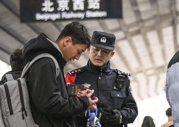 乘警长张威:旅客、行李,一个都不能少 乘警长张威:旅客、行李,一个都不能少