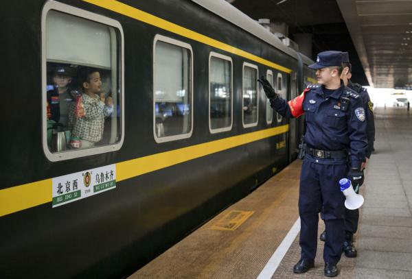 乘警长张威:旅客、行李,一个都不能少 乘警长张威:旅客、行李,一个都不能少