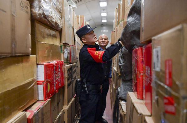 乘警长张威:旅客、行李,一个都不能少 乘警长张威:旅客、行李,一个都不能少