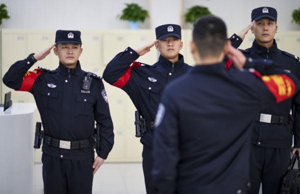 乘警长张威:旅客、行李,一个都不能少 乘警长张威:旅客、行李,一个都不能少