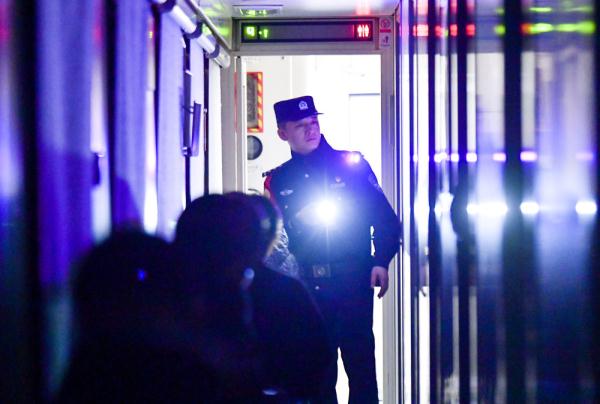 乘警长张威:旅客、行李,一个都不能少 乘警长张威:旅客、行李,一个都不能少