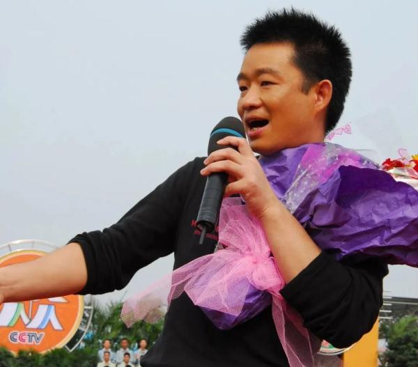 唱军营民谣的小曾，退役了