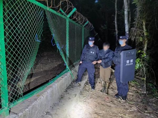 “警娃”深夜等爸爸,背后故事让人感动 “警娃”深夜等爸爸,背后故事让人感动