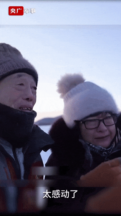 纹丝不动的他们是仿真人？敬礼那一刻让人泪目