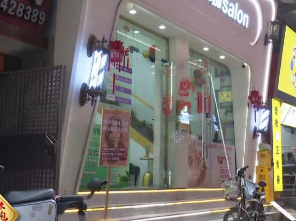 广州一男子被理发师捅伤？事发监控曝光