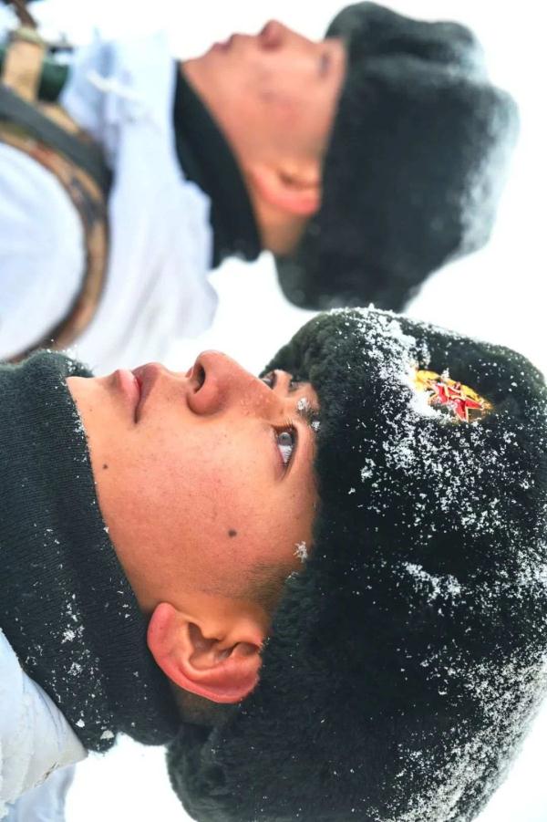 纹丝不动的他们是仿真人？敬礼那一刻让人泪目