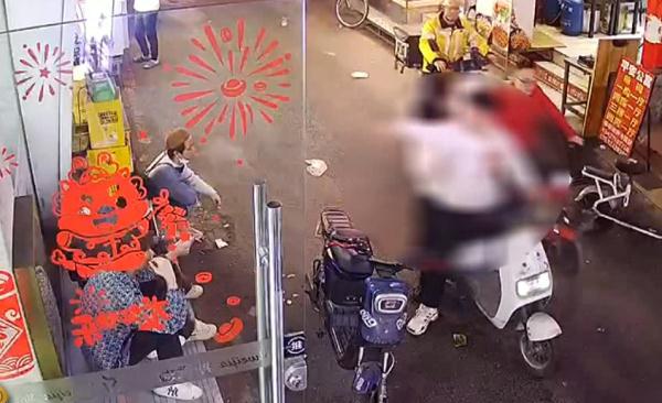 广州一男子被理发师捅伤？事发监控曝光