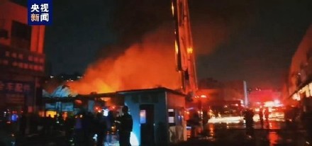 四川成都新都区一汽配城起火 消防救援队伍已赶往现场