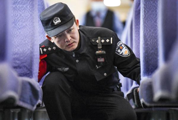 乘警长张威:旅客、行李,一个都不能少 乘警长张威:旅客、行李,一个都不能少