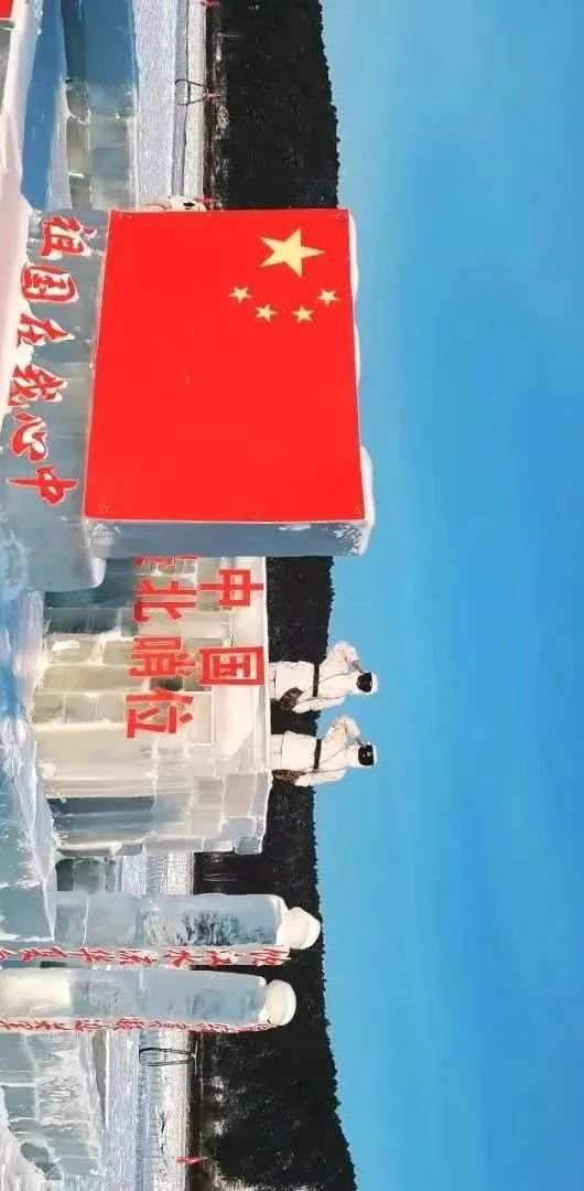 纹丝不动的他们是仿真人？敬礼那一刻让人泪目