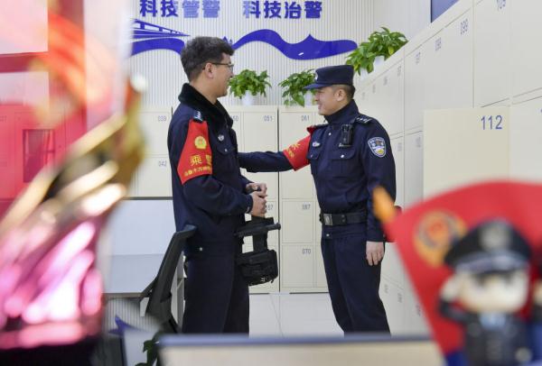 乘警长张威:旅客、行李,一个都不能少 乘警长张威:旅客、行李,一个都不能少