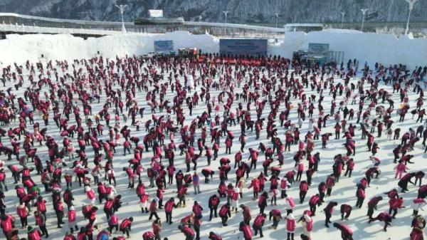 1946人同时玩陀螺！吉尼斯世界纪录在靖宇挑战成功