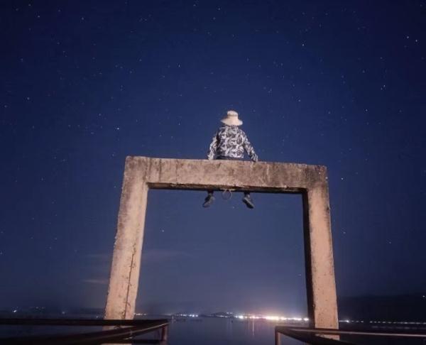 大学生夜游网红打卡地被电伤 野景点盲目跟风危险