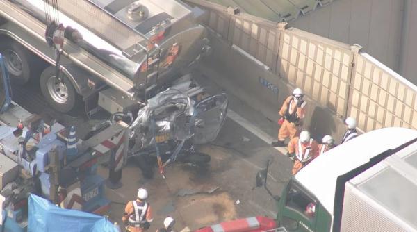 日本高速4车连撞!汽车被挤压到30厘米厚,车上夫妻当场死亡 日本高速4车连撞!汽车被挤压到30厘米厚,车上夫妻当场死亡