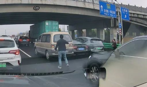 车辆碰擦后,上海一司机误操作致车辆向前加速行驶!1人受伤 车辆碰擦后,上海一司机误操作致车辆向前加速行驶!1人受伤