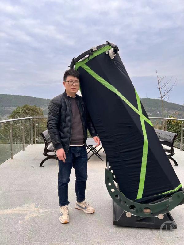 理发师用一年半磨出半米口径望远镜给爱女看星星