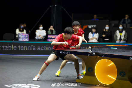 恭喜！王楚钦孙颖莎混双夺冠自拍留念