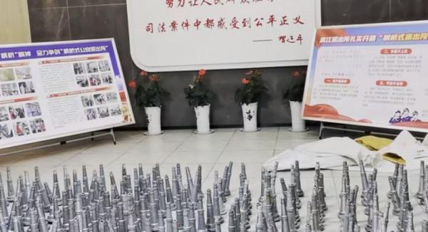 男子竟偷了整整一麻袋消防水枪,抓! 男子竟偷了整整一麻袋消防水枪,抓!