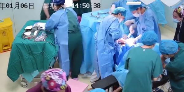 “快快快!”武汉一产妇咳嗽一声,20多名医护紧张抢救6小时...... “快快快!”武汉一产妇咳嗽一声,20多名医护紧张抢救6小时......