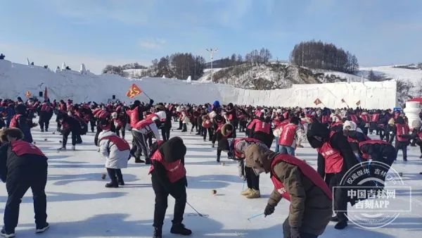 1946人同时玩陀螺！吉尼斯世界纪录在靖宇挑战成功
