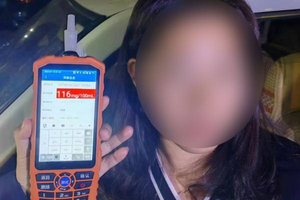 佛山好闺蜜凌晨在街头“偶遇”,却尴尬得面面相觑,下一秒都栽了…… 佛山好闺蜜凌晨在街头“偶遇”,却尴尬得面面相觑,下一秒都栽了……