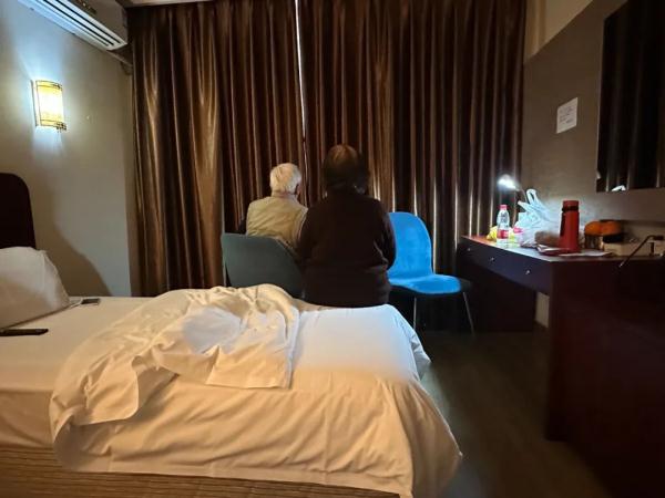 上海八旬老夫妇将房产过户给孙子后被赶出家门，只能蜗居旅社 律师提醒