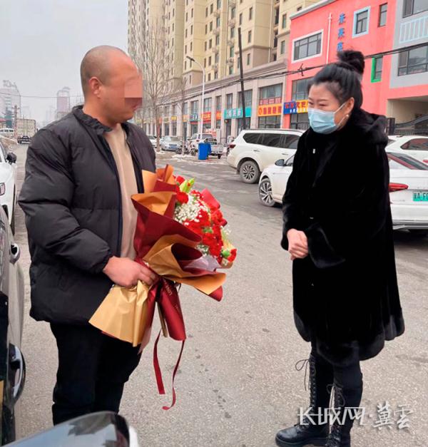 爱心车主已找到!老师跪地拦车救人后续来啦…… 爱心车主已找到!老师跪地拦车救人后续来啦……