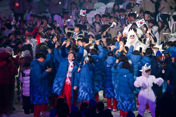 宋代五大名窑为灵感 中国代表团“冰裂纹”羽绒服亮相冬青奥会开幕式