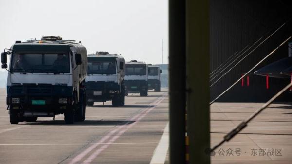 突击战斗、编队进攻、低空战术……向战,向战! 突击战斗、编队进攻、低空战术……向战,向战!