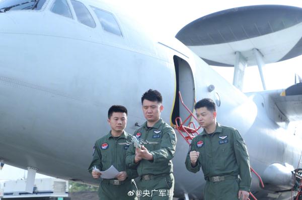 海军航空兵高强度预警探测训练 海军航空兵高强度预警探测训练