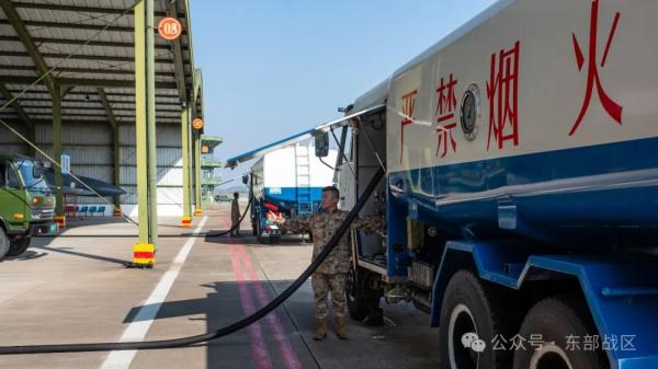 突击战斗、编队进攻、低空战术……向战,向战! 突击战斗、编队进攻、低空战术……向战,向战!