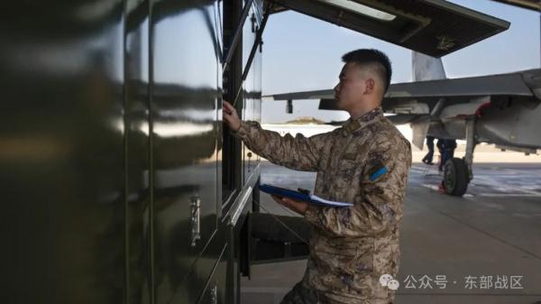 突击战斗、编队进攻、低空战术……向战,向战! 突击战斗、编队进攻、低空战术……向战,向战!