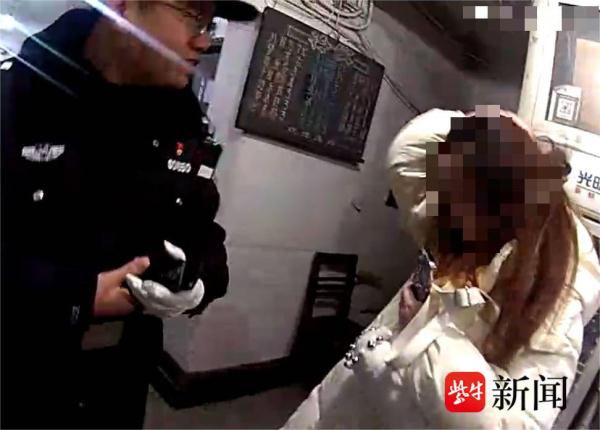 醉酒后打车沉睡不醒,司机们无计可施报警求助 醉酒后打车沉睡不醒,司机们无计可施报警求助