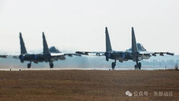 突击战斗、编队进攻、低空战术……向战,向战! 突击战斗、编队进攻、低空战术……向战,向战!