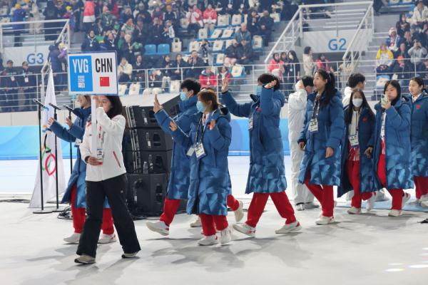 宋代五大名窑为灵感 中国代表团“冰裂纹”羽绒服亮相冬青奥会开幕式