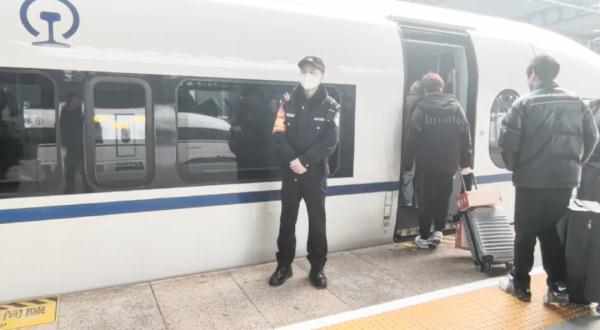 “马大哈”旅客火车上遗失79000元现金……