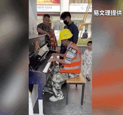 街头弹琴的工人大叔，被乘务“耽搁”的相声演员……他们收到春晚邀请函了！