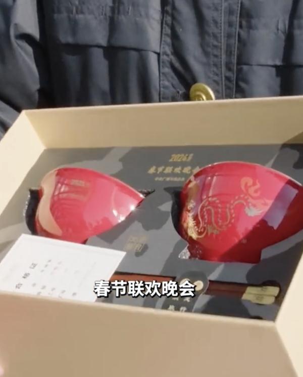 街头弹琴的工人大叔，被乘务“耽搁”的相声演员……他们收到春晚邀请函了！