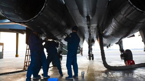 突击战斗、编队进攻、低空战术……向战,向战! 突击战斗、编队进攻、低空战术……向战,向战!