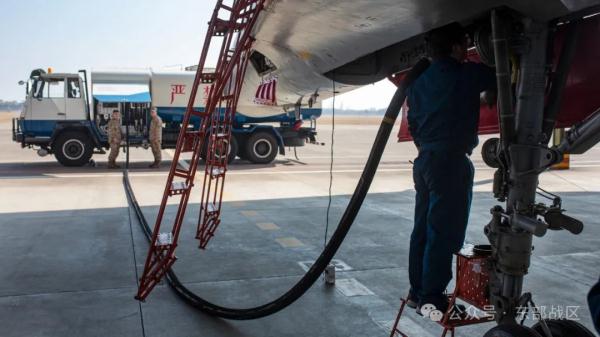 突击战斗、编队进攻、低空战术……向战,向战! 突击战斗、编队进攻、低空战术……向战,向战!