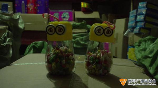 玩具店“夹带私货”，非法销售烟花爆竹，2名管理人员被处理！